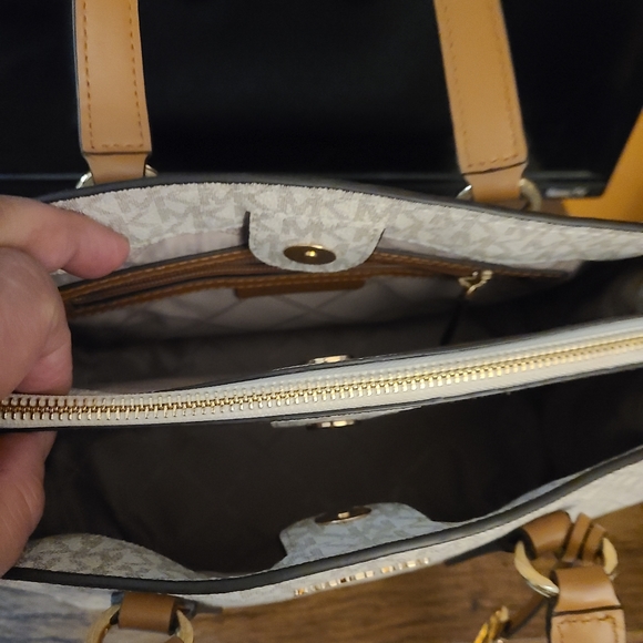 Michael Kors Bag - Picture 4 of 6